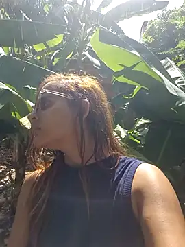 Snapshot of AliceRuivinha2 chatting on 11.22.25 AliceRuivinha2 online show from 11.22.25