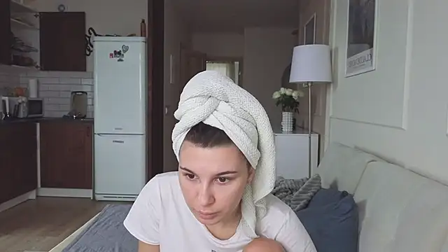 Snapshot of KristineEsme chatting on 10.30.25 KristineEsme online show from 10.30.25