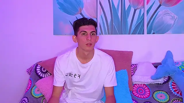 Snapshot of Ana_and_Leo chatting on 12.21.25 Ana and Leo online show from 12.21.25