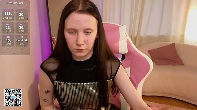 Snapshot of mon_lola chatting on 02.02.25 mon lola online show from 02.02.25