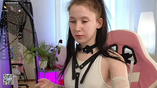 Snapshot of mon_lola chatting on 02.16.25 mon lola online show from 02.16.25