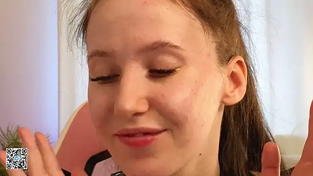 Snapshot of mon_lola chatting on 02.16.25 mon lola online show from 02.16.25