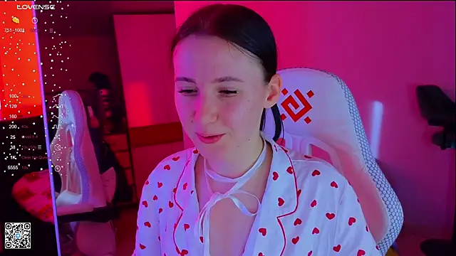 Snapshot of mon_lola chatting on 03.10.25 mon lola online show from 03.10.25