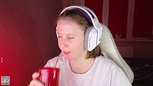 Snapshot of mon_lola chatting on 09.14.25 mon lola online show from 09.14.25