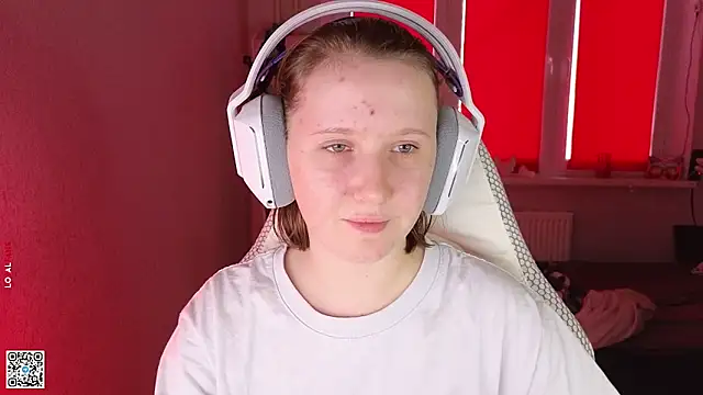 Snapshot of mon_lola chatting on 09.15.25 mon lola online show from 09.15.25