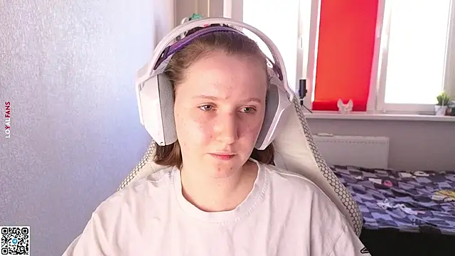 Snapshot of mon_lola chatting on 09.24.25 mon lola online show from 09.24.25