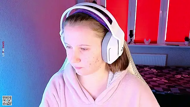 Snapshot of mon_lola chatting on 09.30.25 mon lola online show from 09.30.25