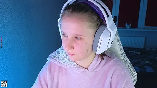 Snapshot of mon_lola chatting on 10.16.25 mon lola online show from 10.16.25