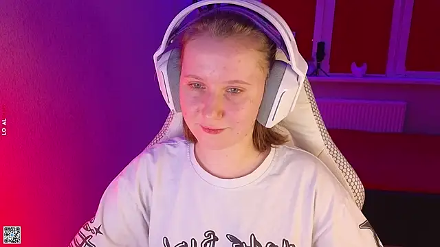 Snapshot of mon_lola chatting on 10.22.25 mon lola online show from 10.22.25