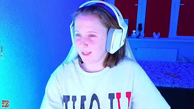 Snapshot of mon_lola chatting on 10.29.25 mon lola online show from 10.29.25