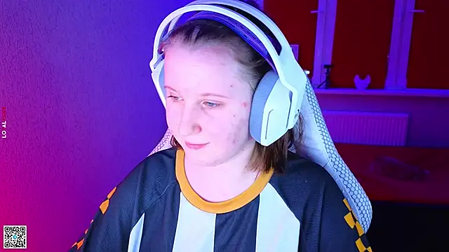 Snapshot of mon_lola chatting on 11.21.25 mon lola online show from 11.21.25