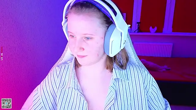 Snapshot of mon_lola chatting on 11.22.25 mon lola online show from 11.22.25