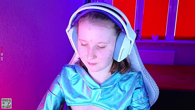 Snapshot of mon_lola chatting on 11.26.25 mon lola online show from 11.26.25