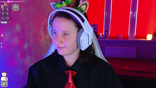 Snapshot of mon_lola chatting on 12.16.25 mon lola online show from 12.16.25