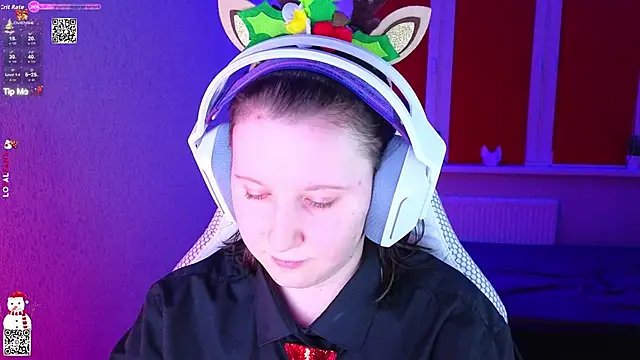 Snapshot of mon_lola chatting on 12.17.25 mon lola online show from 12.17.25