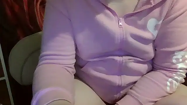 Snapshot of AverageRose chatting on 07.17.26 AverageRose online show from 07.17.26