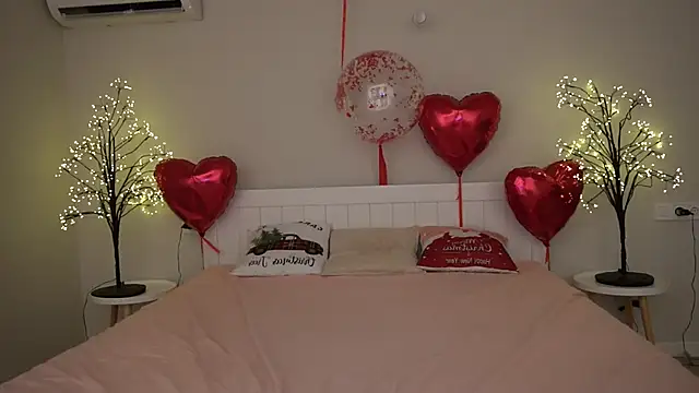 Snapshot of AnnaElys chatting on 02.19.25 AnnaElys online show from 02.19.25