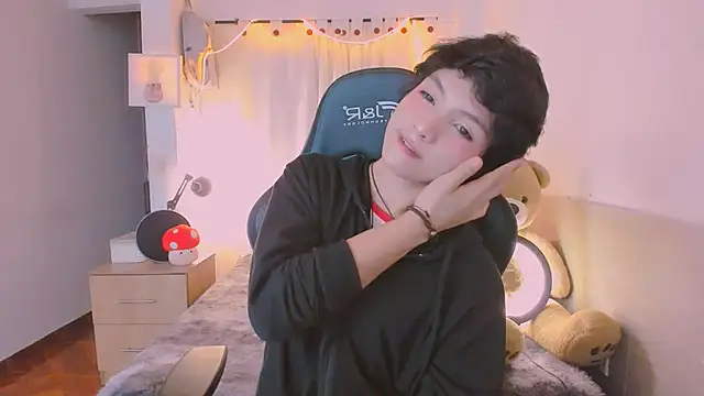 AllanYong18 online show from 04.08.26