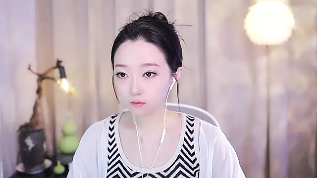 Snapshot of Zoe-99 chatting on 11.05.25 Zoe-99 online show from 11.05.25