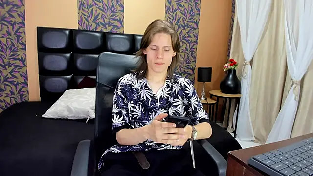 Snapshot of blondie_lover69 chatting on 02.02.25 blondie lover69 online show from 02.02.25