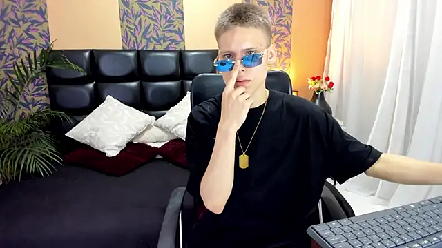 Snapshot of blondie_lover69 chatting on 02.15.25 blondie lover69 online show from 02.15.25