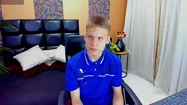 Snapshot of blondie_lover69 chatting on 02.18.25 blondie lover69 online show from 02.18.25