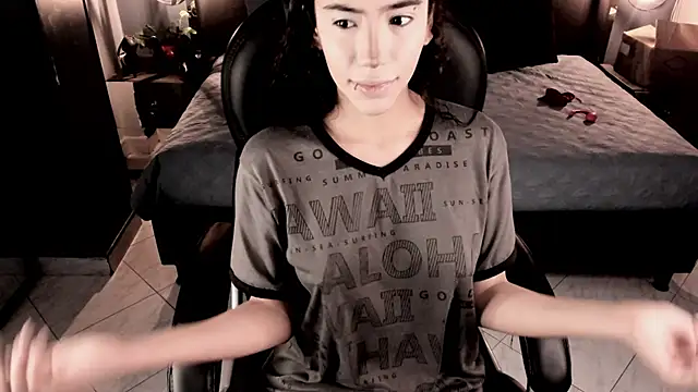 Snapshot of vaiolethsan__ chatting on 12.17.25 vaiolethsan online show from 12.17.25