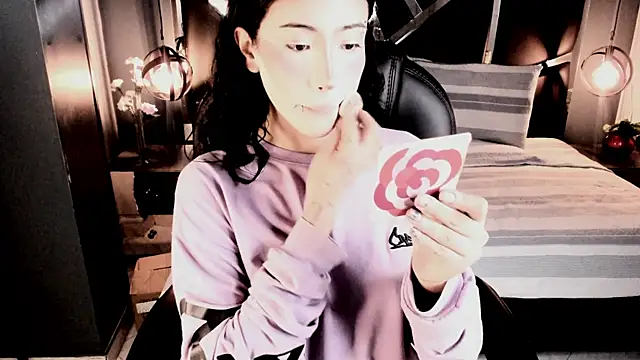 Snapshot of vaiolethsan__ chatting on 12.20.25 vaiolethsan online show from 12.20.25