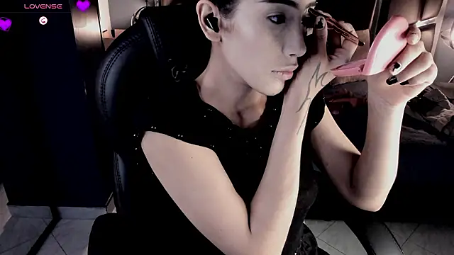 Snapshot of vaiolethsan__ chatting on 02.18.26 vaiolethsan online show from 02.18.26