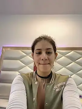 Snapshot of MiaQueen021 chatting on 02.07.25 MiaQueen021 online show from 02.07.25