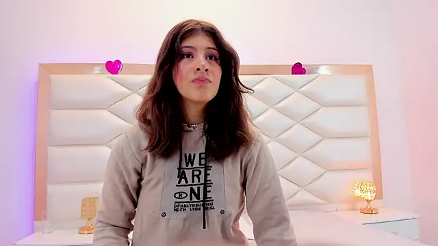 Snapshot of MiaQueen021 chatting on 02.14.25 MiaQueen021 online show from 02.14.25