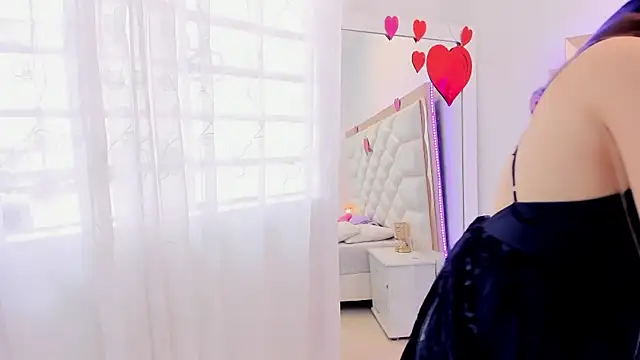 Snapshot of MiaQueen021 chatting on 02.14.25 MiaQueen021 online show from 02.14.25