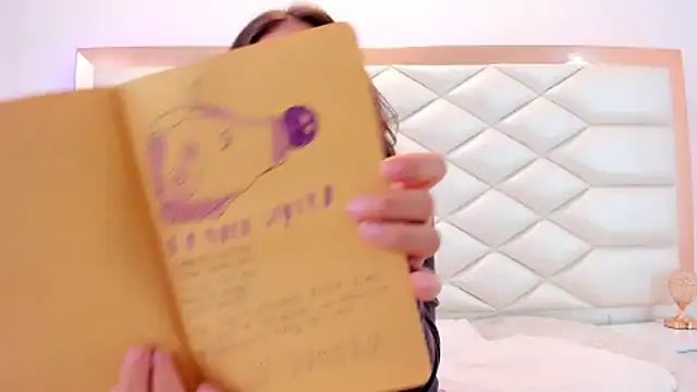 Snapshot of MiaQueen021 chatting on 02.19.25 MiaQueen021 online show from 02.19.25