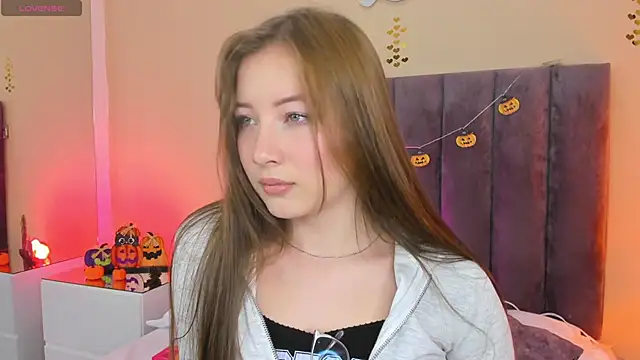 Dahlia Rousse online show from 10.21.25