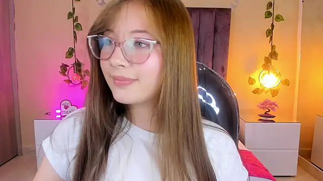 Dahlia Rousse online show from 11.04.25