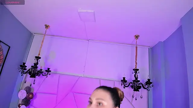 Aitana Hilton  online show from 10.17.25