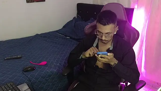 Snapshot of eros-0001 chatting on 01.22.25 eros-0001 online show from 01.22.25