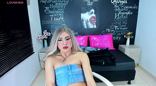 Snapshot of Georgina_Giio chatting on 01.28.25 Georgina Giio online show from 01.28.25