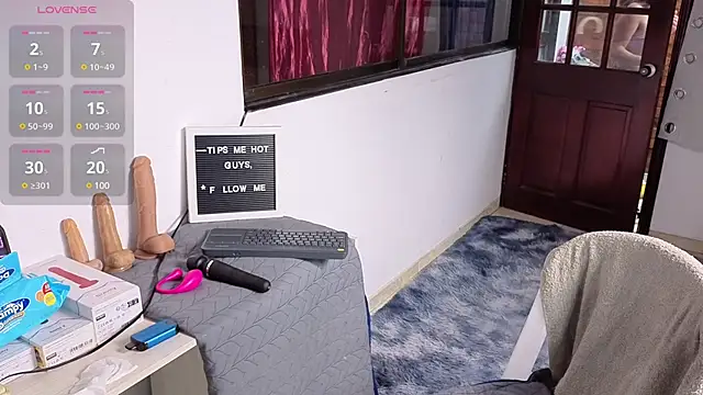 SexLaura  online show from 03.20.25