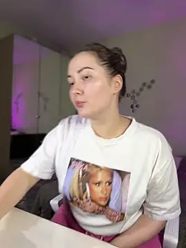 Kiss My Body online show from 02.20.25