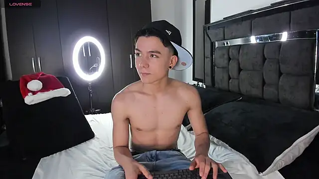 Snapshot of alanblack1 chatting on 11.21.25 alanblack1 online show from 11.21.25