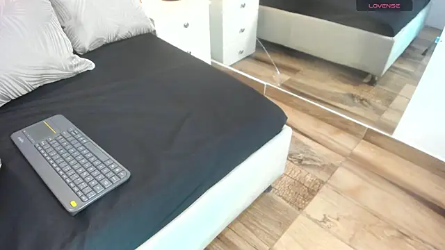 raquell moore online show from 10.24.25