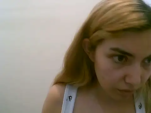 Snapshot of VittoriaTaylor chatting on 09.20.25 VittoriaTaylor online show from 09.20.25