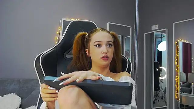 Eva Lovvia  online show from 01.21.25