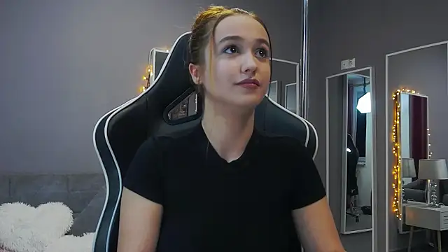 Eva Lovvia  online show from 01.22.25