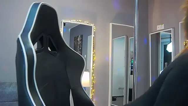 Eva Lovvia  online show from 01.23.25