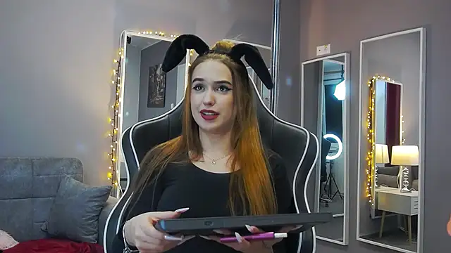 Eva Lovvia  online show from 01.24.25