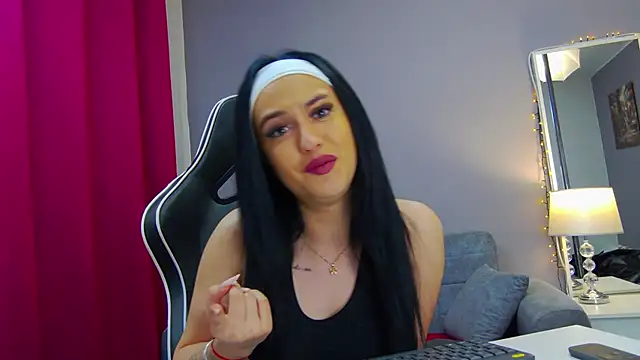 Eva Lovvia  online show from 02.17.25