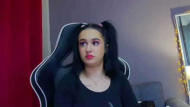 Eva Lovvia  online show from 02.19.25