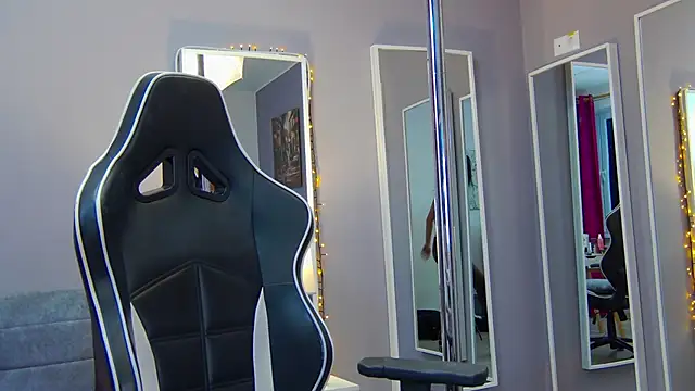 Eva Lovvia  online show from 02.20.25